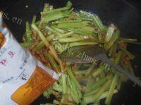 家常菜芹菜炒肉丝做法图解7)