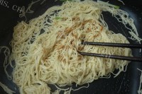 美味的核桃素炒面做法图解6)