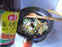 自己做的虾仁炒饭做法图解9)