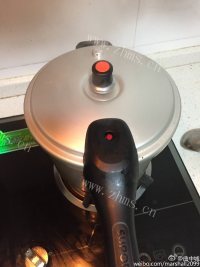 自制腊猪蹄炖干笋做法图解3)