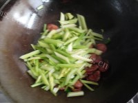 家常菜芹菜炒腊肠做法图解5)