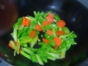 荷兰豆炒腊味做法图解5)