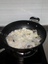 养颜的安康鱼炖豆腐做法图解6)