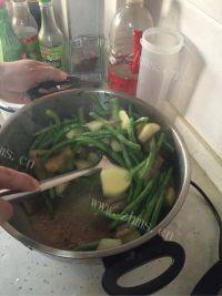 好吃的豆角炖土豆做法图解6)