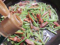家常菜腊肉炒芹菜