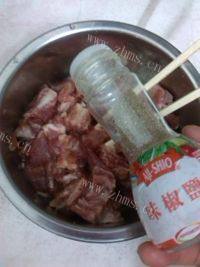 清爽的土豆焖排骨做法图解2)