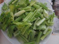 家常菜五花肉炒芹菜做法图解1)
