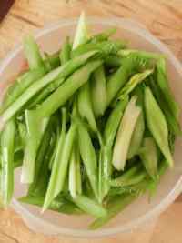 家常菜芹菜炒肉片做法图解1)
