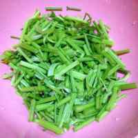 特下饭的芹菜炒肉做法图解1)