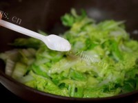 自制白菜肉丝炒年糕做法图解4)