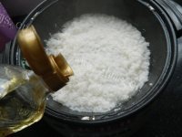 鲜香美味豆苗鱿鱼煲仔饭做法图解6)