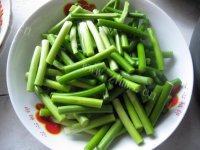 家常蒜薹鸡蛋做法图解1)