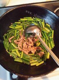 下饭的肉丝蒜苗做法图解13)