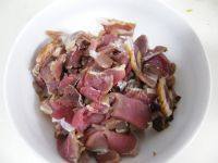 诱人的西兰花炒腊肉做法图解3)