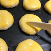 美味的奶香椰蓉老婆饼做法图解15)