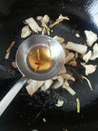 诱人的黄瓜炒肉片做法图解4)
