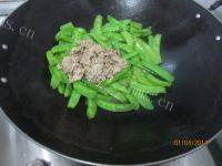 家常菜瘦肉炒荷兰豆做法图解9)