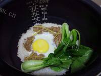 肉饼窝蛋煲仔饭做法图解9)