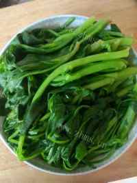 十分可口的浇汁菠菜做法图解7)