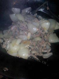 家常菜洋葱爆羊肉做法图解5)