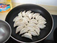 榨菜豆腐猪肉锅贴做法图解12)