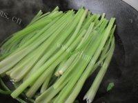 香醇的芹菜猪肉水饺做法图解2)