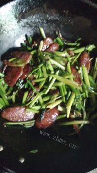 自制腊肠炒芹菜做法图解7)