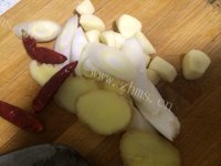 好吃的家常土豆红烧肉做法图解2)