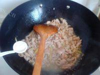 家庭版酸豆角炒肉做法图解3)