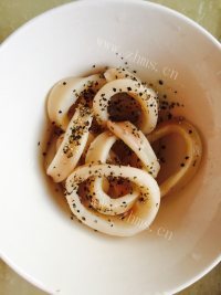 美味的炸鱿鱼圈做法图解3)
