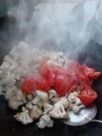 迷人的西红柿炒菜花做法图解5)