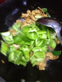 简单的菜椒炒肉做法图解6)