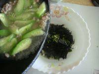 营养丰富的紫菜丝瓜瘦肉汤做法图解13)