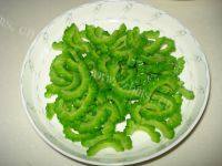家常菜肉丝炒苦瓜做法图解5)
