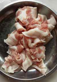 家常菜五花肉炒青椒做法图解1)