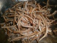 家常菜茶树菇炒肉丝做法图解1)