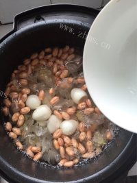 养人的银耳花生红枣羹做法图解6)