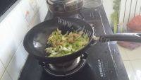 下饭的芹菜炒肉做法图解6)