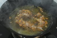 营养的虫草猪肉炒木耳做法图解5)
