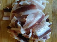 美味的蒜苗炒腊肉做法图解3)
