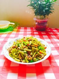 家常菜酸豆角炒鸡胗