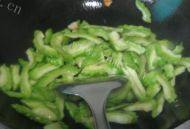 美味的蚝油肉片淋苦瓜做法图解5)
