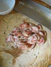 美味的双椒腊味皮蛋做法图解5)
