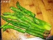清脆的响油芦笋做法图解2)