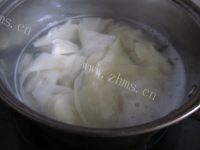 饺子皮版油泼面做法图解5)