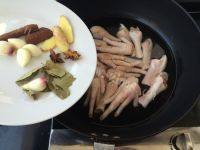 美味的泡椒凤爪做法图解3)