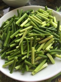 香飘十里的蒜苔炒肉做法图解1)