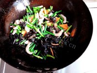 色香味俱全的蒜苔木耳炒肉做法图解6)