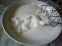 简易的手工打发蛋白做法图解4)