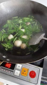 美味的青菜年糕汤做法图解3)
